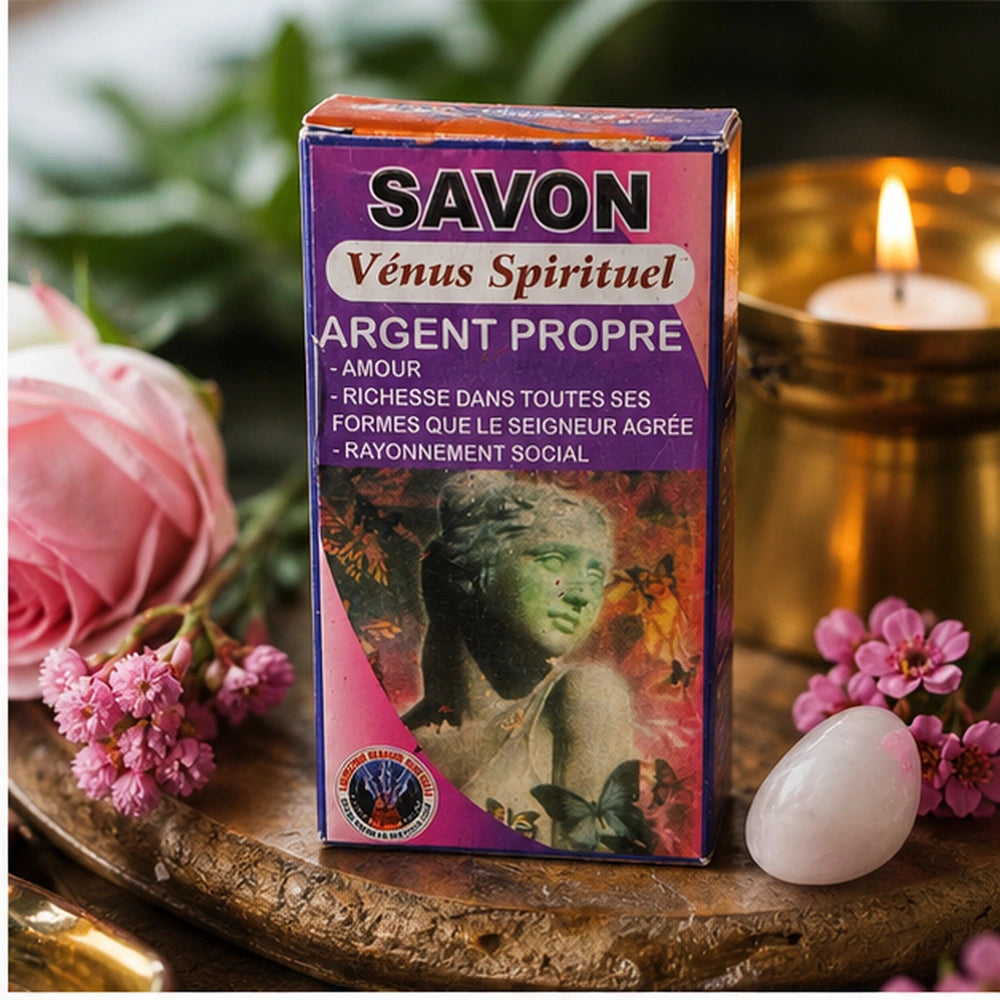 Savon Spirituel Vénus Argent Propre entouré de roses, fleurs et bougie dorée pour un rituel d’amour et de prospérité propre.