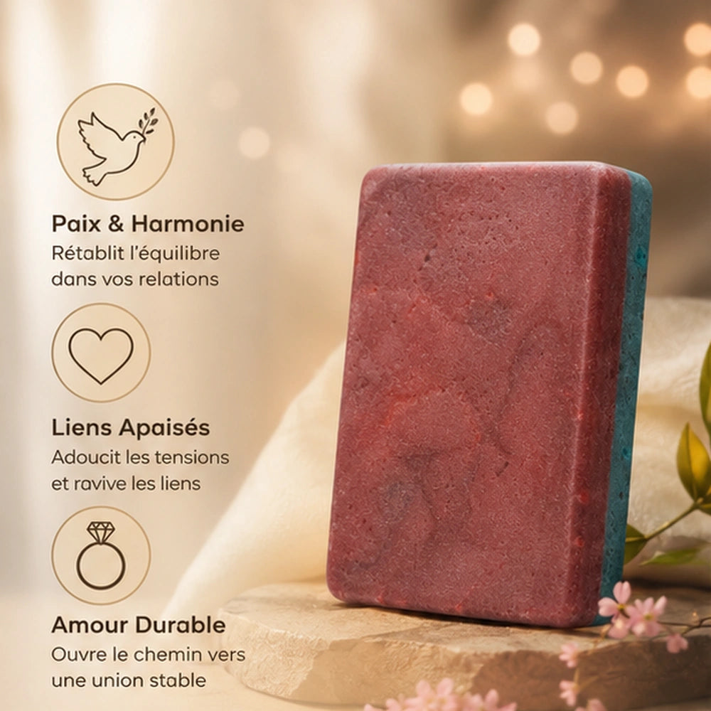 Savon Harmonie artisanal rouge et bleu dans une ambiance spirituelle chaleureuse évoquant paix, amour et équilibre relationnel