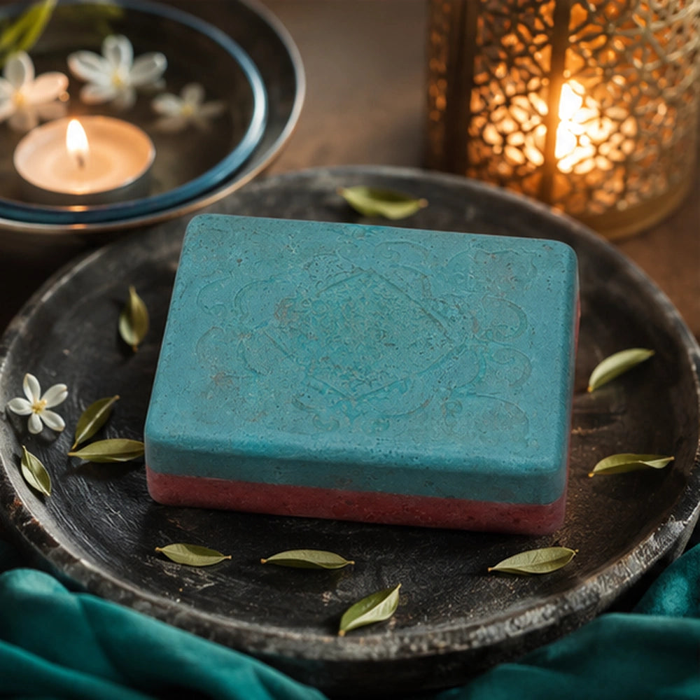 Savon spirituel Harmonie bleu-vert présenté sur un plateau noir dans une ambiance relaxante favorisant des relations sereines