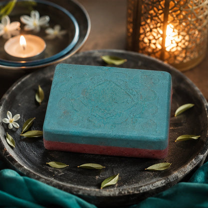 Savon spirituel Harmonie bleu-vert présenté sur un plateau noir dans une ambiance relaxante favorisant des relations sereines