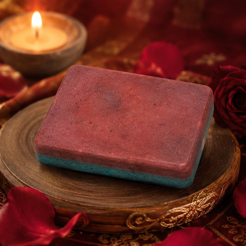 Savon Harmonie face rouge orangée mis en scène avec roses et lumière tamisée pour attirer amour et stabilité affective
