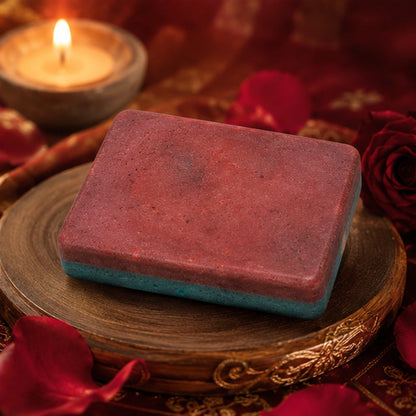 Savon Harmonie face rouge orangée mis en scène avec roses et lumière tamisée pour attirer amour et stabilité affective