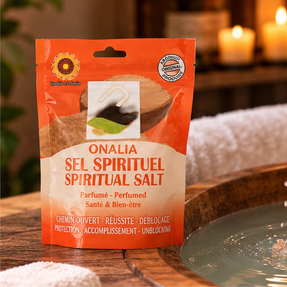 Sel Spirituel Onalia près d’un bain rituel, avec du sel versé dans l’eau et des bougies en arrière-plan.