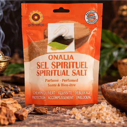 Sel Spirituel Onalia mis en scène avec encens, bois et cristaux de sel dans une ambiance de purification.