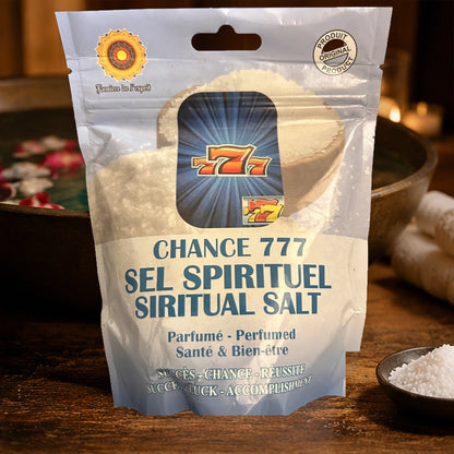 Sachet de Sel Spirituel Chance 777 de face dans un décor rituel chaleureux avec bougie, bain et cristaux de sel.