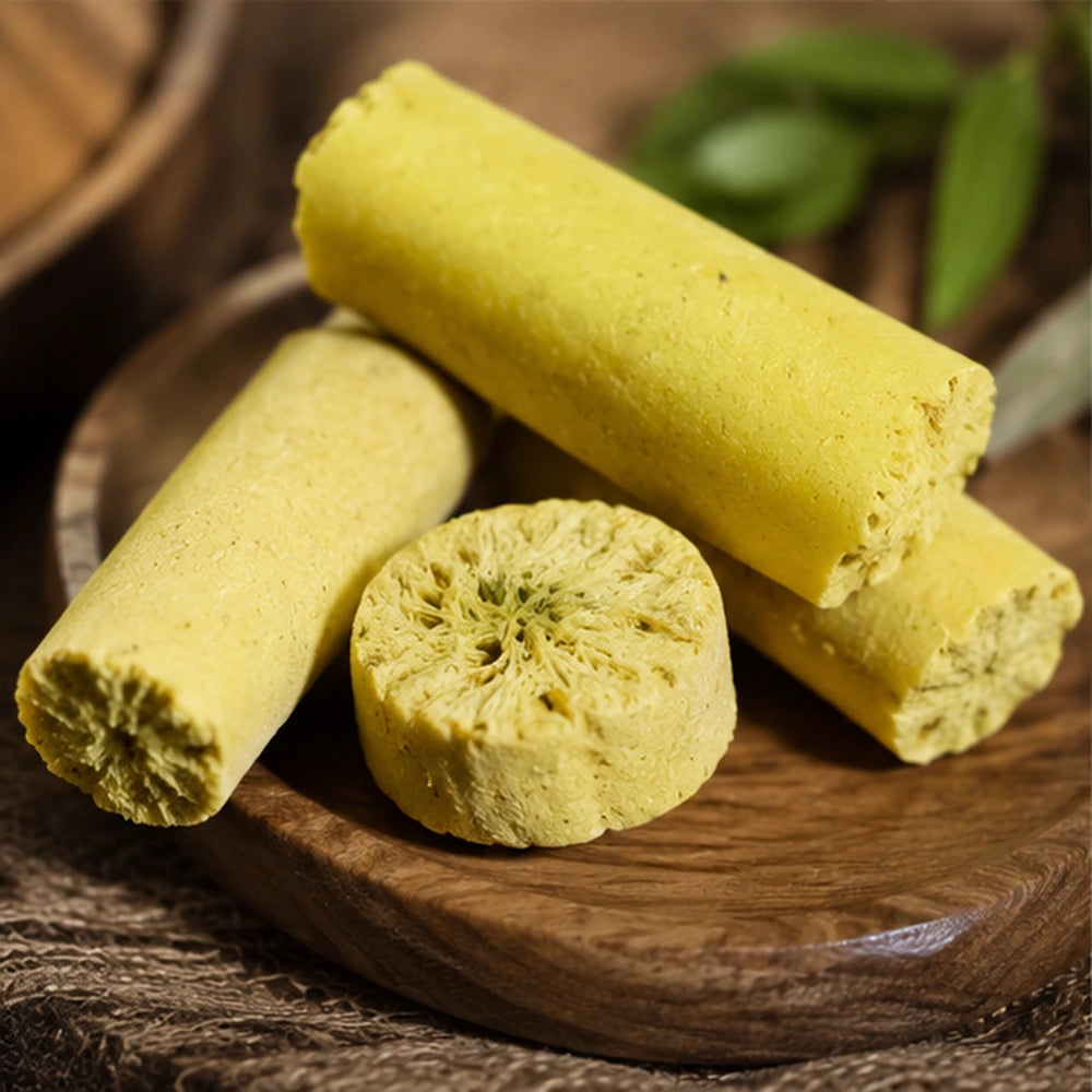 Gros plan sur tubes de soufre jaune à la texture minérale, posés sur bois pour un rituel de purification