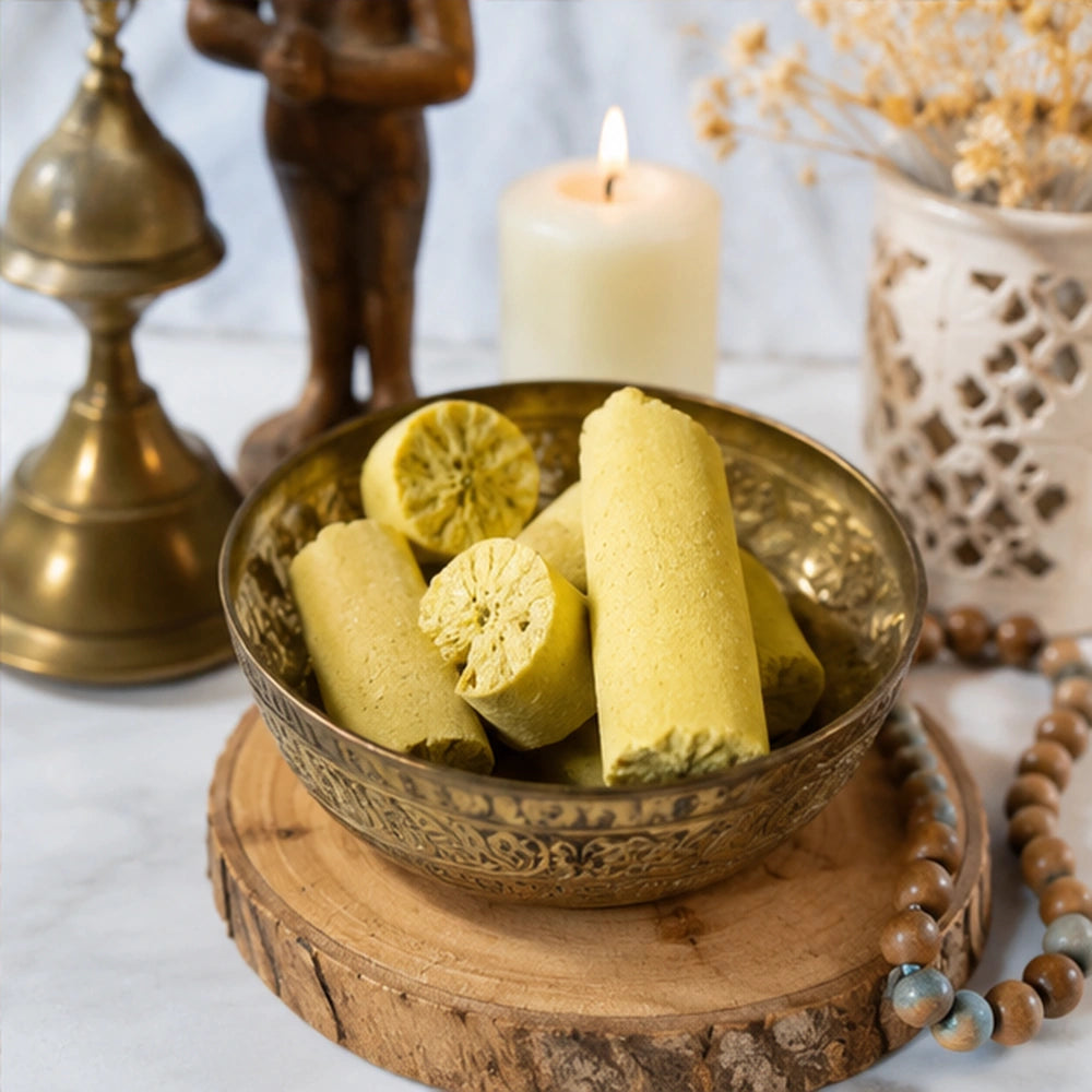 Soufre jaune présenté dans une coupe dorée, avec bougie et accessoires spirituels pour protéger la maison