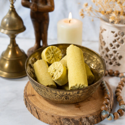 Soufre jaune présenté dans une coupe dorée, avec bougie et accessoires spirituels pour protéger la maison
