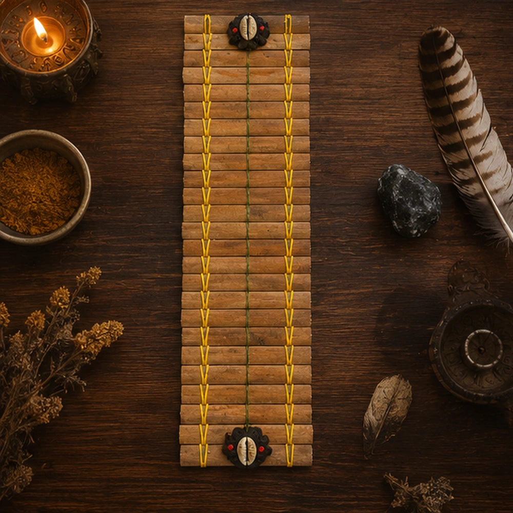 Tapis divinatoire en bambou posé sur bois avec plumes et poudres rituelles pour consulter une réponse tangible.