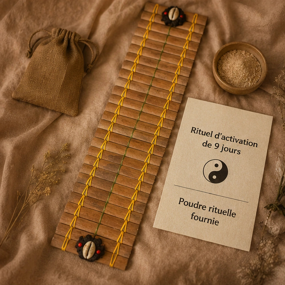 Tapis divinatoire en bambou présenté avec sachet, poudre rituelle et carte d’activation de 9 jours.