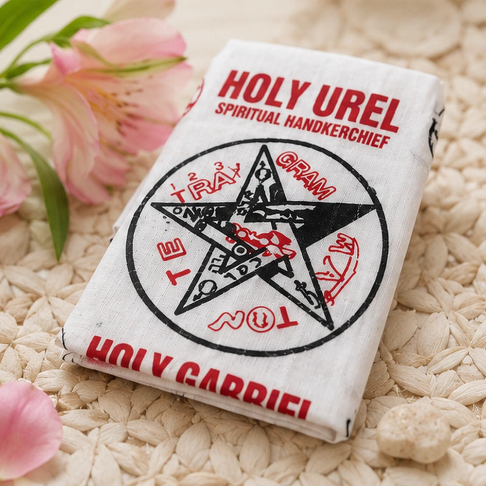 Gros plan lumineux du tissu saint Gabriel sur texture naturelle, fleurs roses et pierres claires.