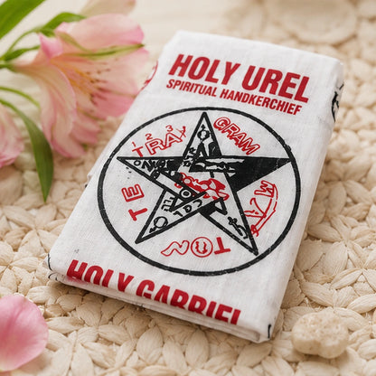 Gros plan lumineux du tissu saint Gabriel sur texture naturelle, fleurs roses et pierres claires.